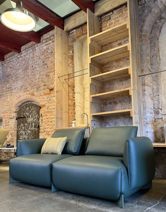 Image 1 of Modello di divano Leolux Naila in esposizione nella foresta Senso