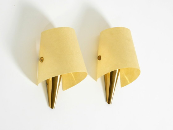 Image 1 of Una coppia di eccezionali applique da parete in ottone in stile Mid-Century Modern con paralumi in fibra di vetro.