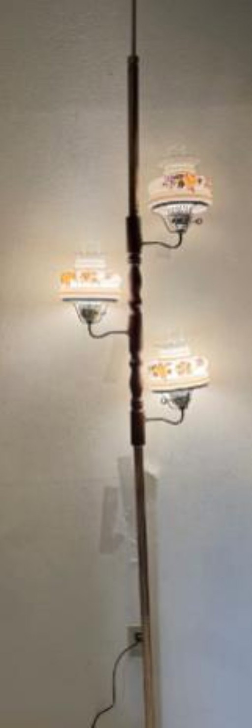 Lámpara de tensión vintage de latón y madera con tres flores blancas - ¡Muy bonita!