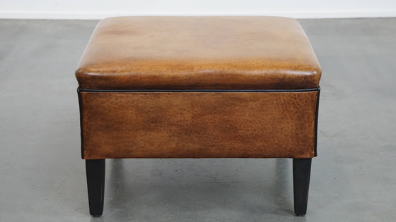 Image 1 of Vierkante Schapenleren Hocker Met Zwarte Biezen