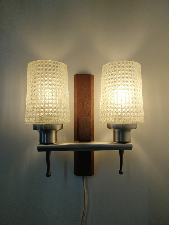 Image 1 of Skandinavische Wandlampe aus den 1950er/60er Jahren mit 2 wabenförmigen Glasschirmen