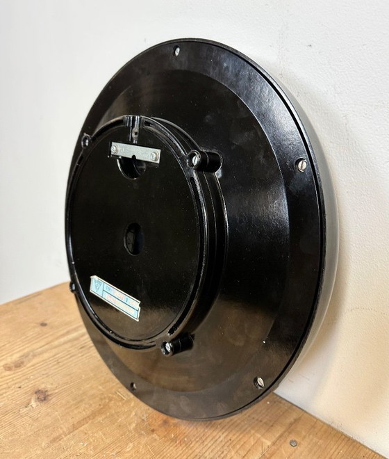 Image 1 of Orologio da parete industriale in bachelite di Pragotron, anni '70