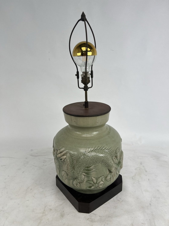Lampe de table vintage chinoise en céladon, pot à gingembre avec relief de dragon, Céramique, Métal, Noir (photo 3 sur 6)