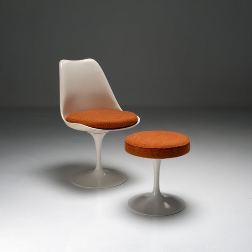 Model 151 Tulip stoel en 152 krukje door Eero Saarinen voor Knoll