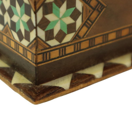 Image 1 of Caja de joyería con incrustaciones de marquetería