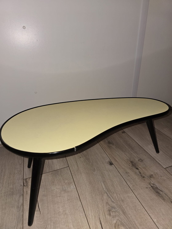 Image 1 of Bellissimo tavolo retrò a forma di rene con piano in formica, anni '60, buone condizioni, colore giallo ocra caldo