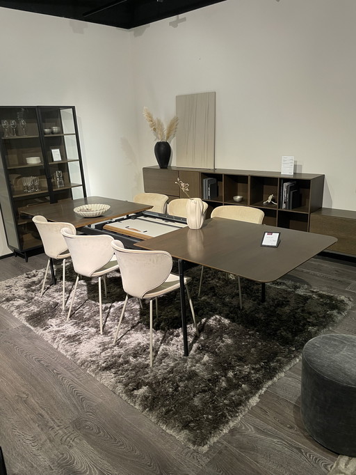 Augusta dining table. BoConcept.
