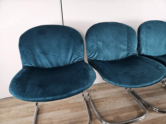 Image 1 of Quattro sedie tubolari degli anni '70 rivestite in velluto blu
