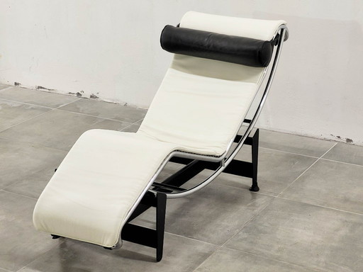 Poltrona LC-4 in pelle bianca di Le Corbusier per Cassina, anni '80