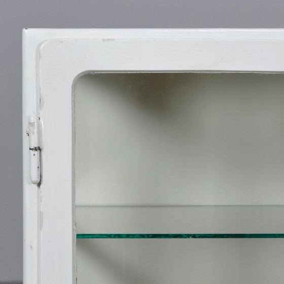 Metalen vitrinekast, circa 1930, Vitrinekasten, Metaal, Glas, Wit, Vintage (foto 8 van 12)