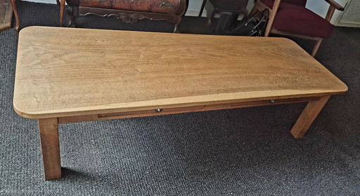 Longue table basse en chêne avec deux tiroirs