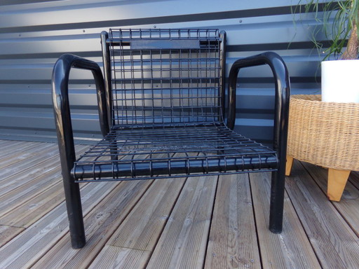 Coppia di poltrone nere in "rete metallica".