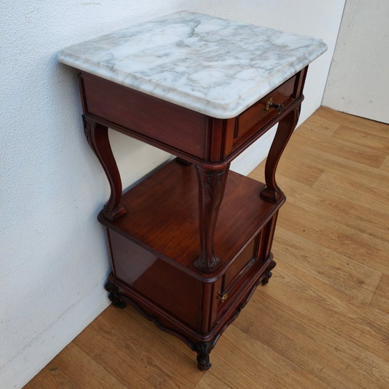 Image 1 of Table de chevet ancienne vintage avec plateau en marbre