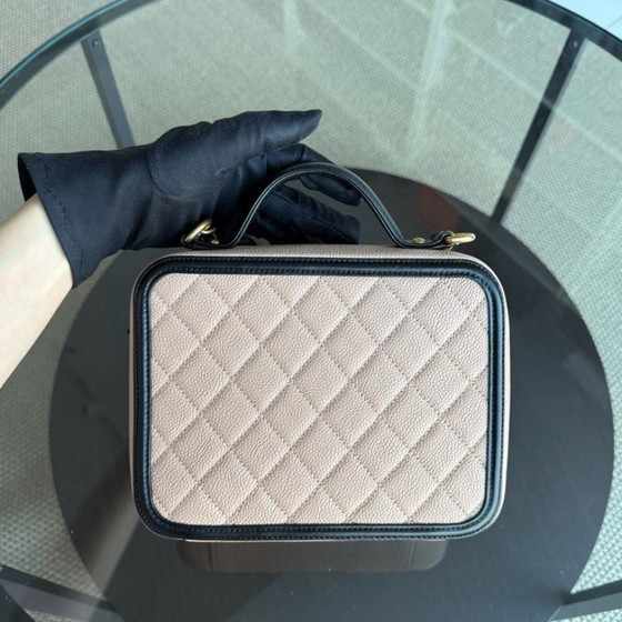Image 1 of Beauty case Chanel Filigree Medium - Pelle di vitello martellata effetto caviale, nero e beige, Serie 24