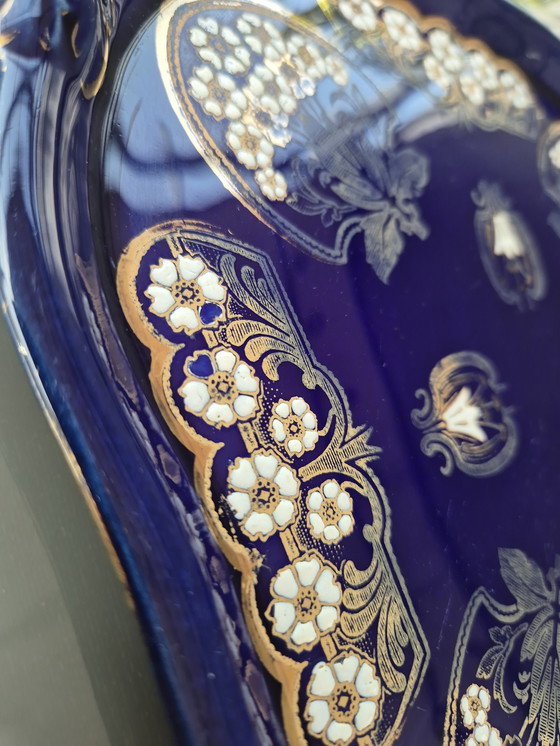 Image 1 of Plateau de service en céramique bleu cobalt - peint à la main avec de l'or et de l'émail - 32 cm