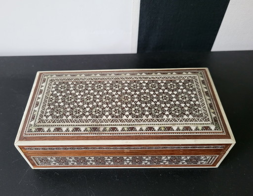 Coffret en bois incrusté de mosaïques de mûrier et d'ormeau