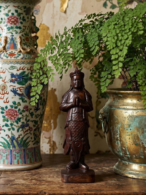 Statuetta di arte popolare asiatica intagliata in un unico pezzo di legno, epoca 1930-1960.