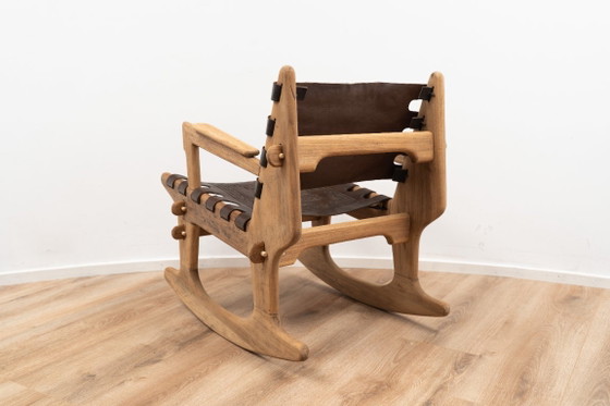 Image 1 of Petit fauteuil à bascule suspendu par Angel Pazmino