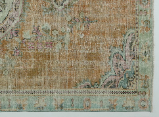 Tappeto turco vintage 240x156 cm – Tappeto in lana annodato a mano dai toni pastello tenui con motivo a (photo 4 of 10)