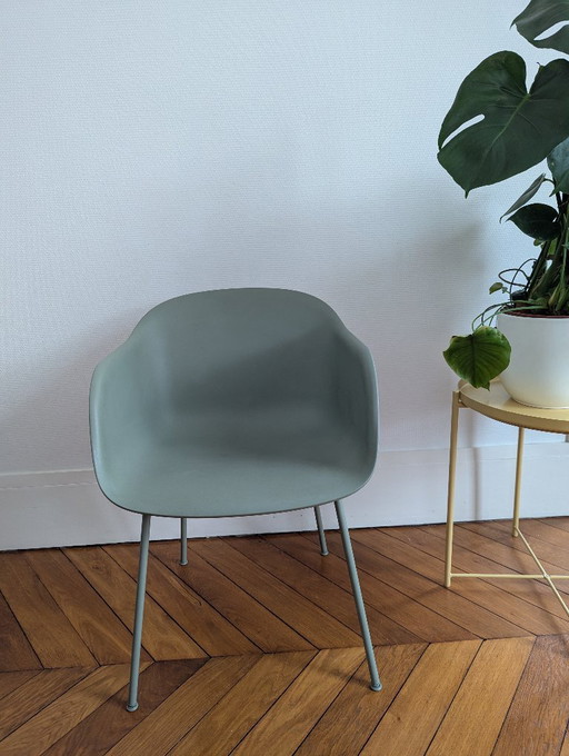 Sedia in fibra con braccioli, verde polvere-verde – Muuto, eetkamerstoelen, Metal, Plastic