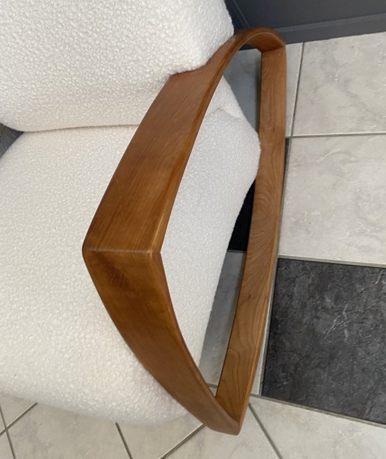 Image 1 of Deux grands fauteuils à bascule très confortables, retapissés en bouclette blanche.