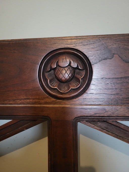 Letto a baldacchino, realizzato a mano con intagli in legno.