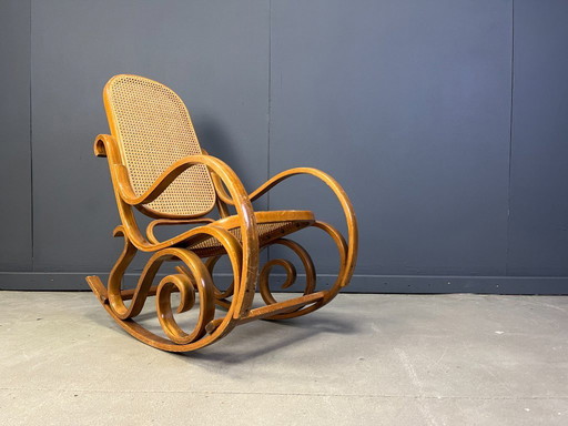 Sedia a dondolo vintage in legno curvato e fettuccia di canna, anni '60