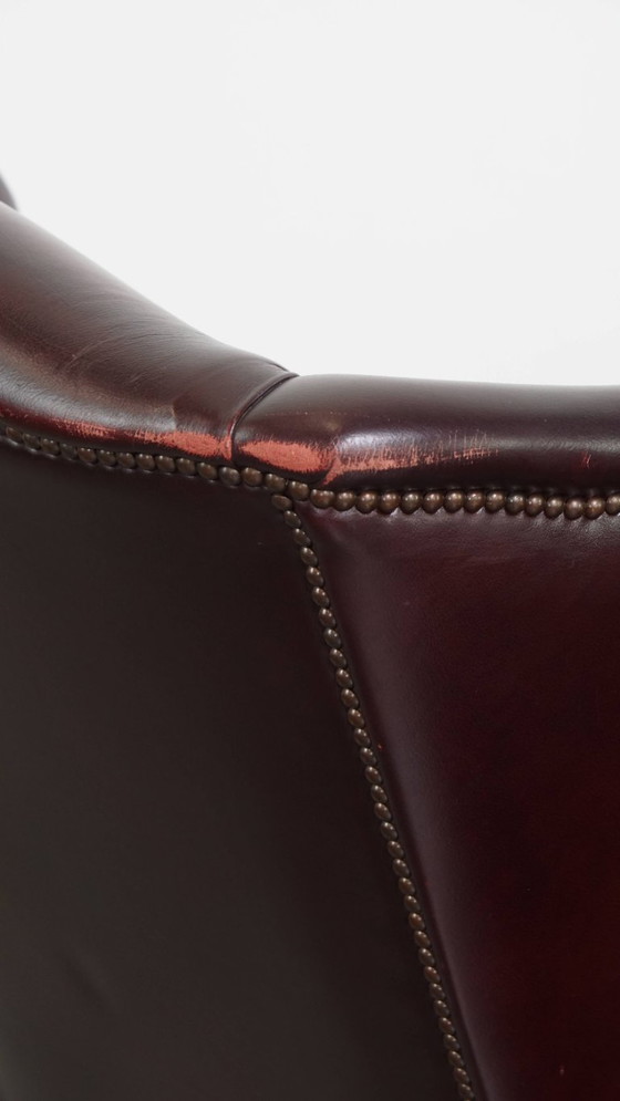 Image 1 of 2x Bordeauxrode rundleren oorfauteuils in Engelse stijl