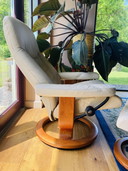 Fauteuil Stressless d'Ekornes, modèle Consul Classic, avec repose-pieds inclus.