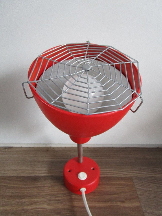 Image 1 of Lampada da parete rossa vintage IKEA in stile Memphis con griglia a ragnatela.