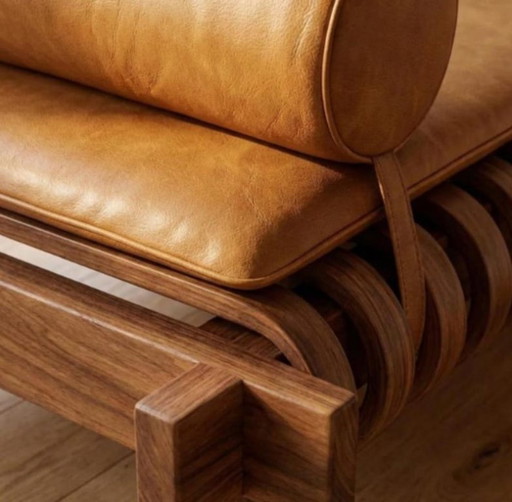 Modernes Tagesbett mit Lattenrost aus Walnussholz und Leder | Gerippte, architektonische Chaiselongue-Bank