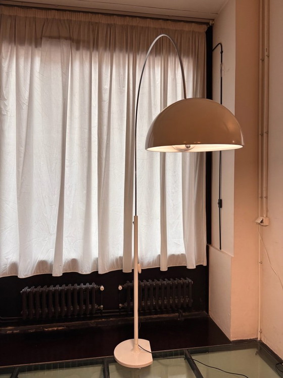 Image 1 of Lampada da terra Coupé Ad Arco Joe Colombo per Oluce, design vintage in cromo bianco