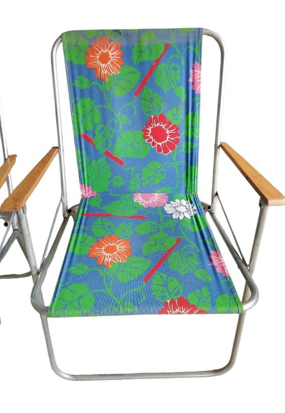 Image 1 of 3 vintage klapstoelen uit de jaren 70, met bloemenstof en houten armleuningen.