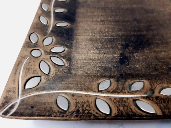 Image 1 of Plato cuadrado de madera de acacia, fuente para servir con adornos florales en tono plateado.