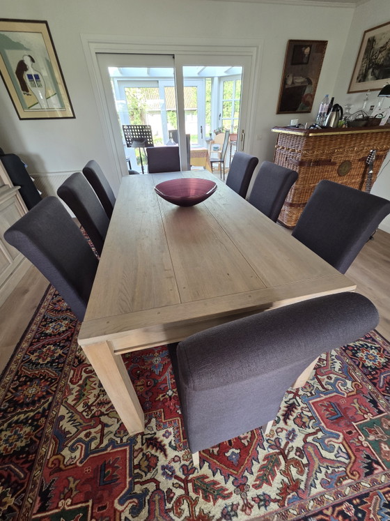Image 1 of Set composto da tavolo e 8 sedie in rovere massello.