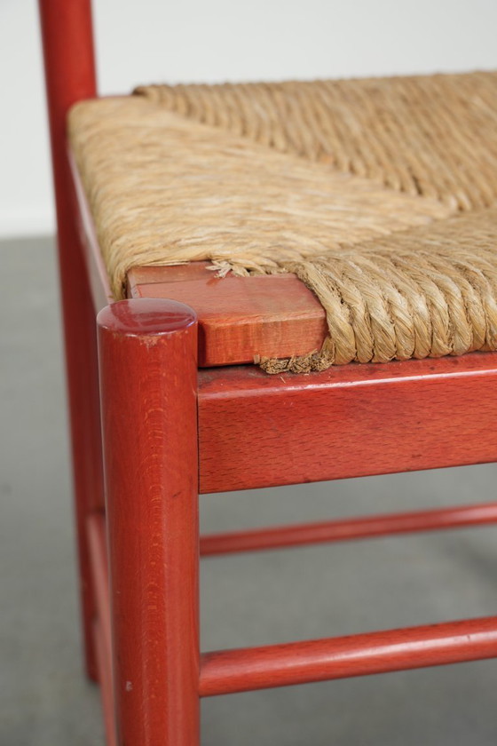 Image 1 of Sedia vintage in legno rosso degli anni '70 con seduta in canna intrecciata.