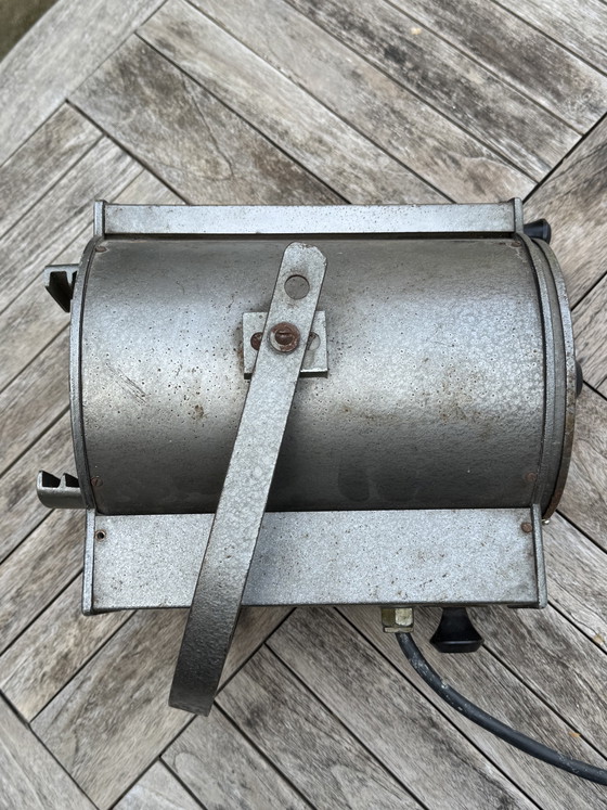 Image 1 of 💡 Lampadaire industriel chargé d'histoire | La précision suisse rencontre l'éclairage scénique néerlandais