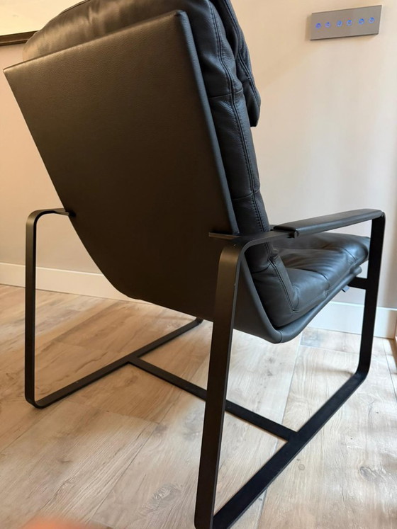Image 1 of Leolux Indra fauteuil + hocker – zwart leer – nieuwstaat