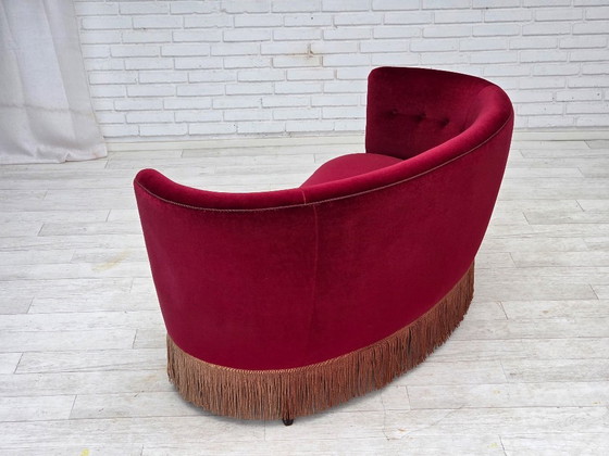 Image 1 of Divano curvo danese a 2 posti, anni '70, rivestimento in velluto rosso, legno di faggio.