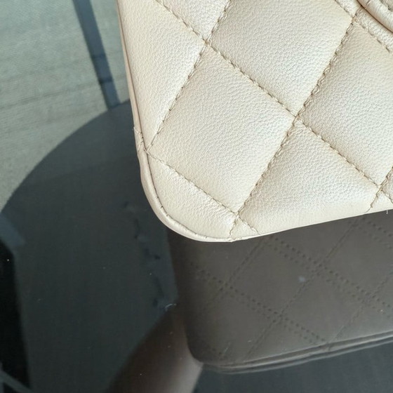 Image 1 of Chanel Classic Flap Medium - 25 cm gewatteerd lamsleer, beige, met gouden details.