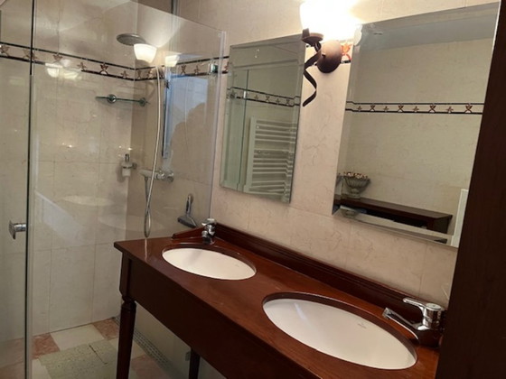 Image 1 of Mobili da bagno in legno di ciliegio realizzati a mano