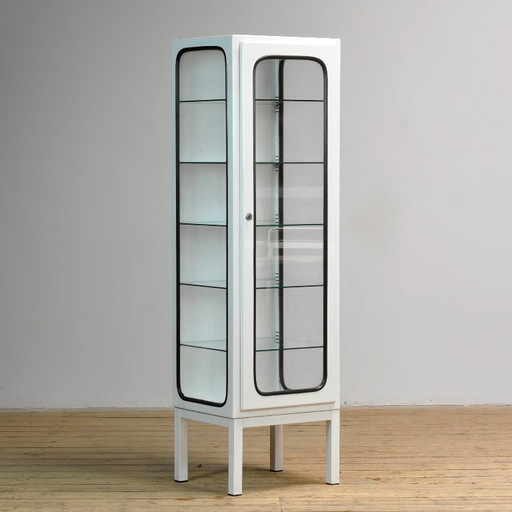 Armoire médicale vintage, années 1970