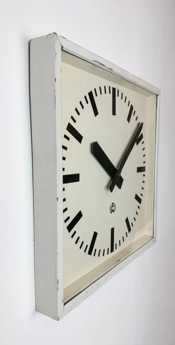 Grande horloge murale carrée blanche de style industriel, de CTW, 1960 – Pendules, Glass, Iron (photo 5 of 19)