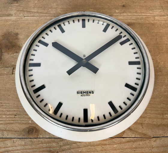 Orologio da parete industriale beige di fabbrica Siemens Austria, anni '60 – Vetro, Ferro (photo 10 of 17)