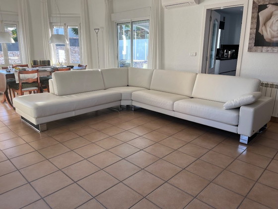 Image 1 of Rolf Benz EGO Ecksofa in weißem Leder mit zwei passenden Hockern – Neuwertiger Zustand