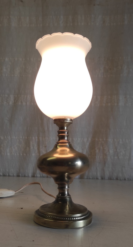 Image 1 of Tafellamp van verguld messing met opaalglazen bol - midden 20e eeuw
