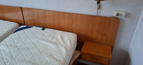 Image 1 of Doppelbett, bestehend aus 2 Einzelmatratzen, deren Fuß- und Kopfende jeweils hochgeklappt werden können.