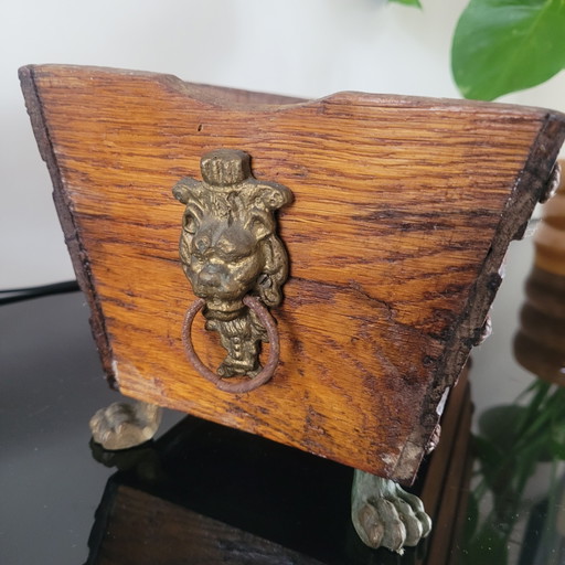 Magnifique bol ancien orné de têtes de lion en laiton