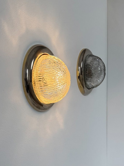Par de apliques de pared vintage, latón y vidrio convexo prensado moldeado, Francia, 1960