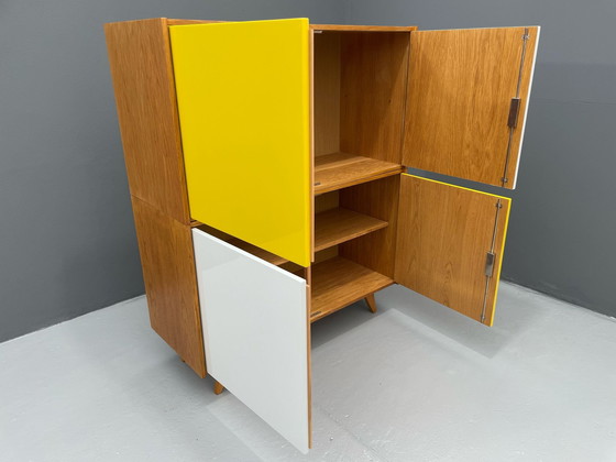 Image 1 of Armoire U-450 en placage de chêne, variante jaune et blanche, Jiří Jiroutek pour Interiér Praha, années 1960